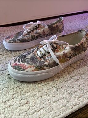 Vans Tropical Print “Birds” Canvas Low-Top Sneakers in Olive and Tan